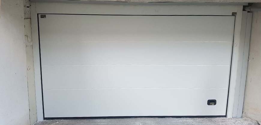 Sectional door GDM of polyurethane panels.